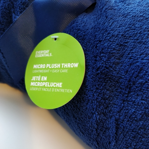 NWT Micro Plush Throw - Picture 2 of 2